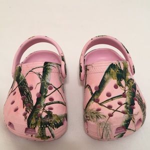 ladies camo crocs